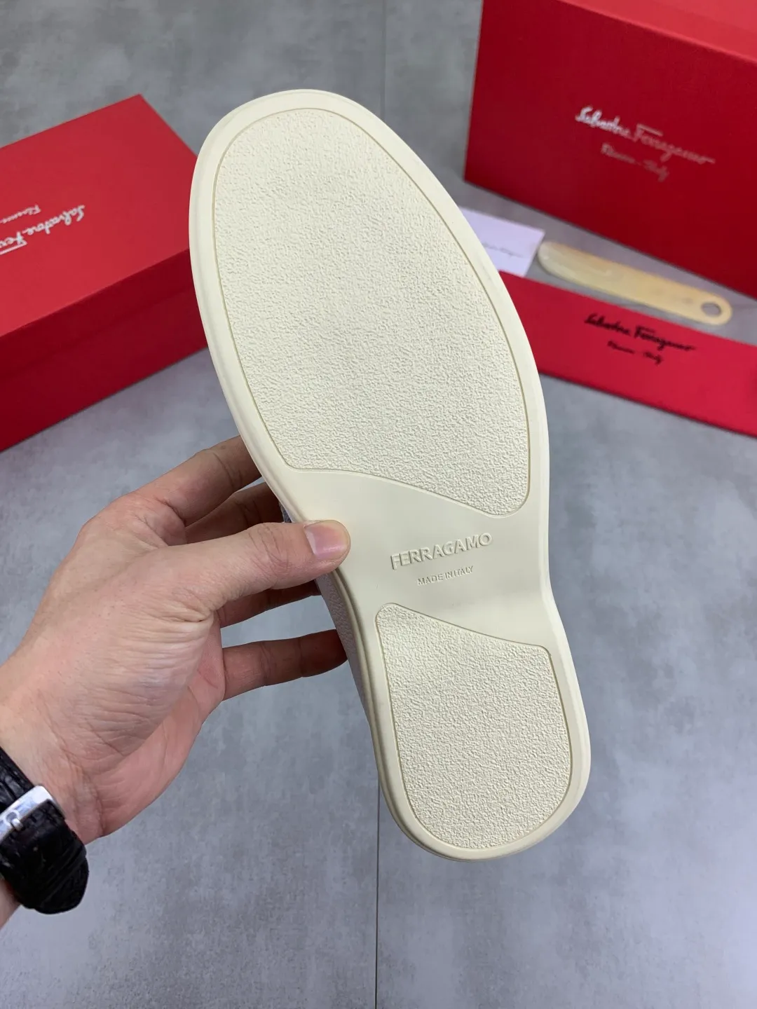 Men's Men's Shoes 💰P580 💰[New Style] Water-dyed Niuli 🆘[Salvatore Ferragamo] Ferragamo's latest casual business leather shoes for men! Listed simultaneously! The fabric is made of specially imported original pebbled calfskin, and the lining is made of imported water-dyed cowhide. It is absolutely luxurious and leads the fashion trend. Matching code: 38-44 (45 and 46 can be customized) Black, brown and burgundy colors available